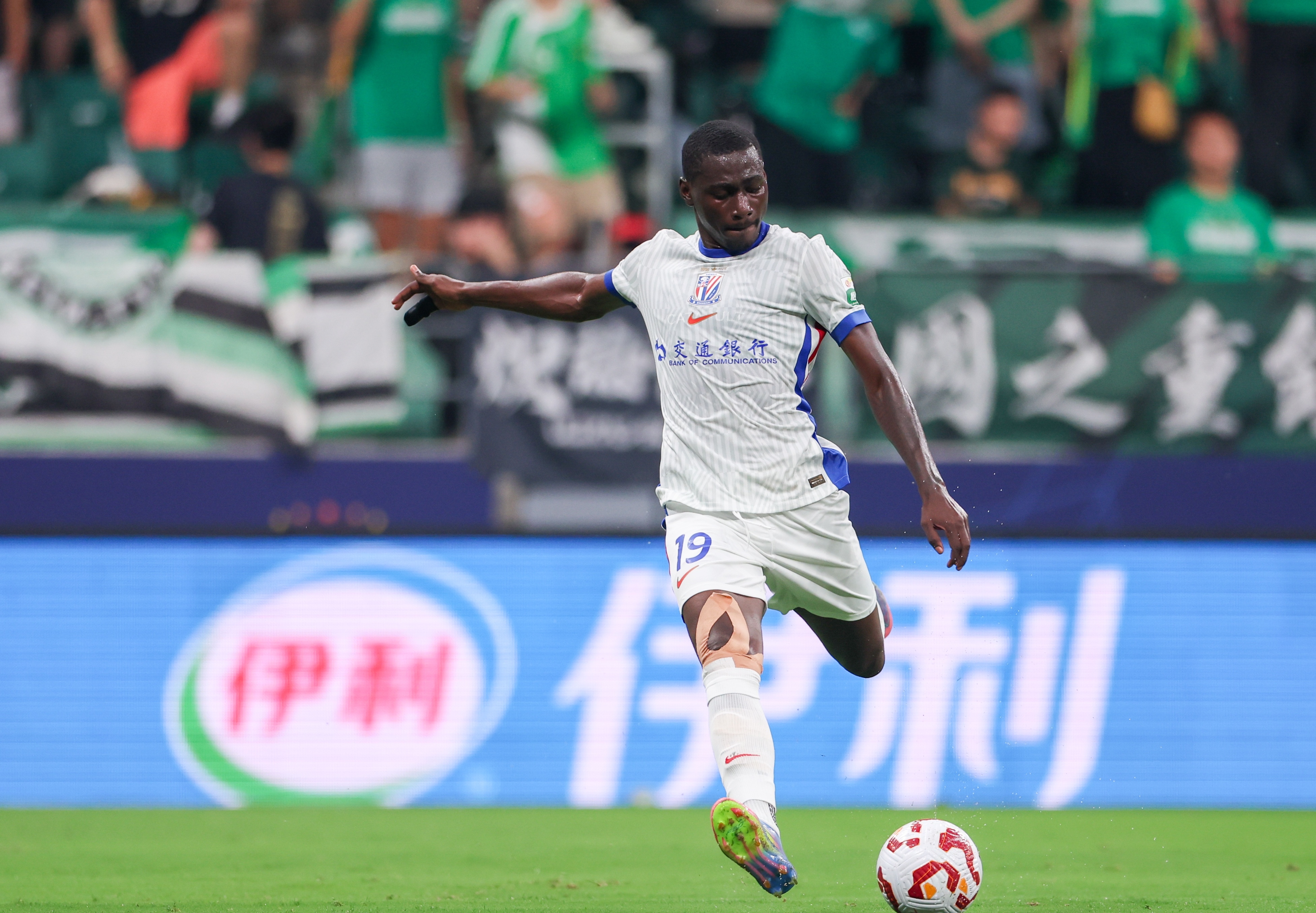 球队在比赛中凭借稳固的防守取得胜利