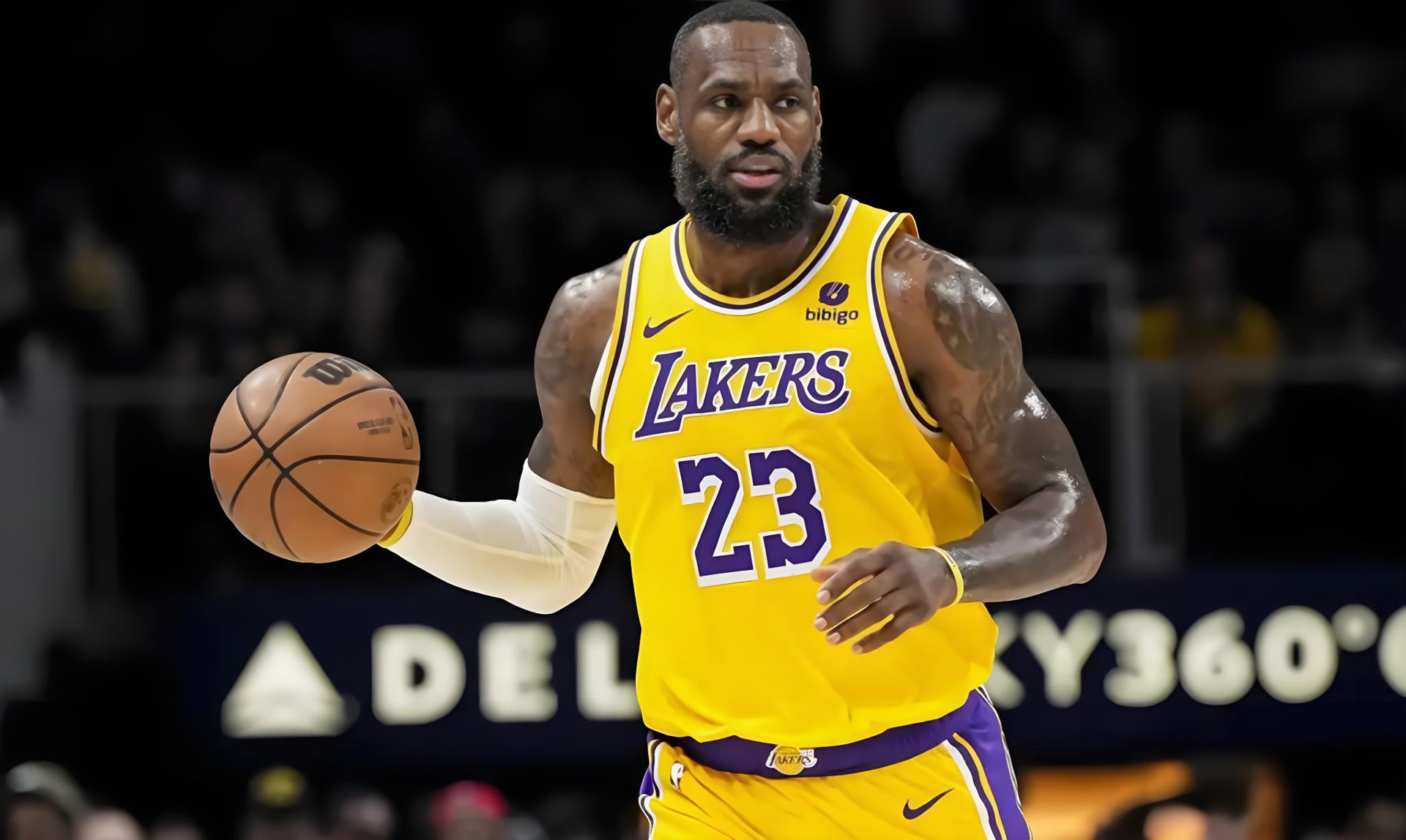 关于詹姆斯再次轰+，带领湖人大胜火箭的信息