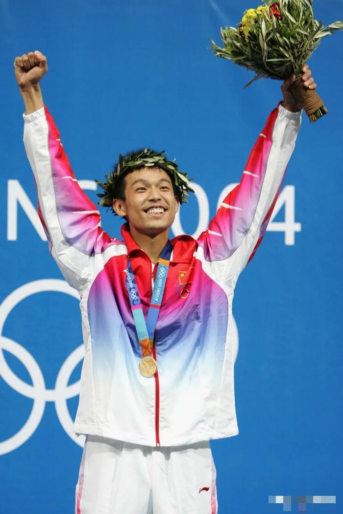 关于青年运动员登顶领奖台，传递正能量的信息