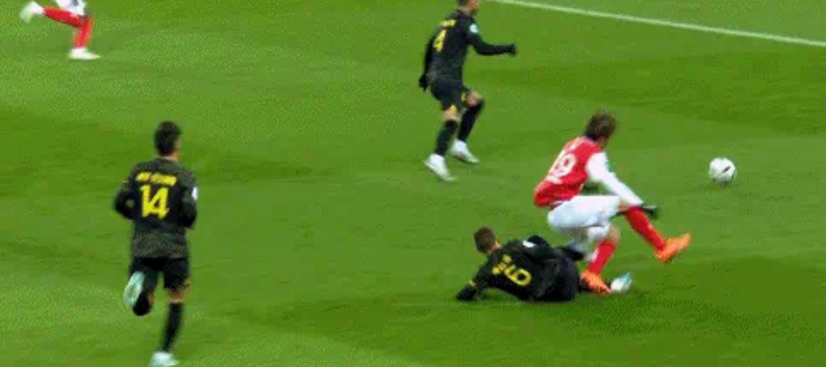 巴黎圣日耳曼客场击败兰斯,继续领跑 巴黎圣日耳曼客场击败兰斯,继续领跑